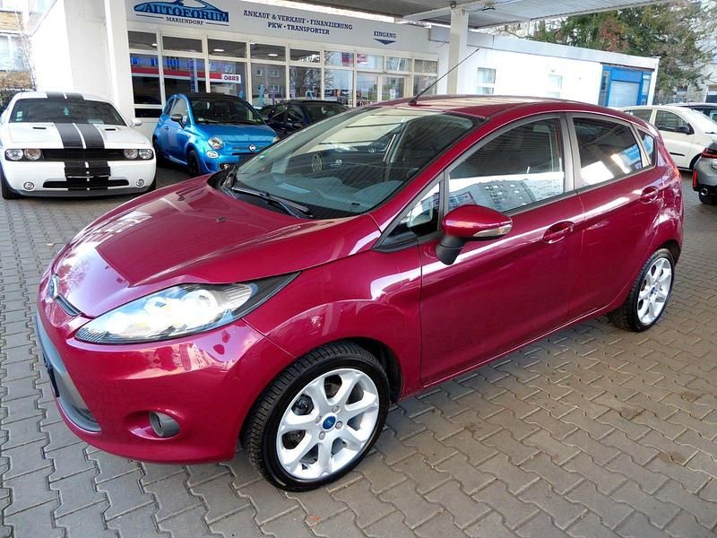 Gebraucht Ford Fiesta Champions Edition 82 PS (60 kW) 2011 Rot Kleinwagen