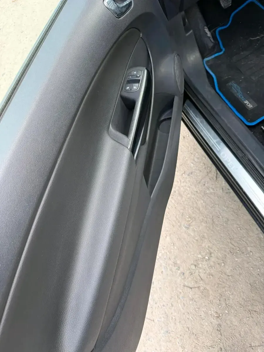 Używany Opel Corsa 87 KM (63 kW) 2012 Czarny Hatchback