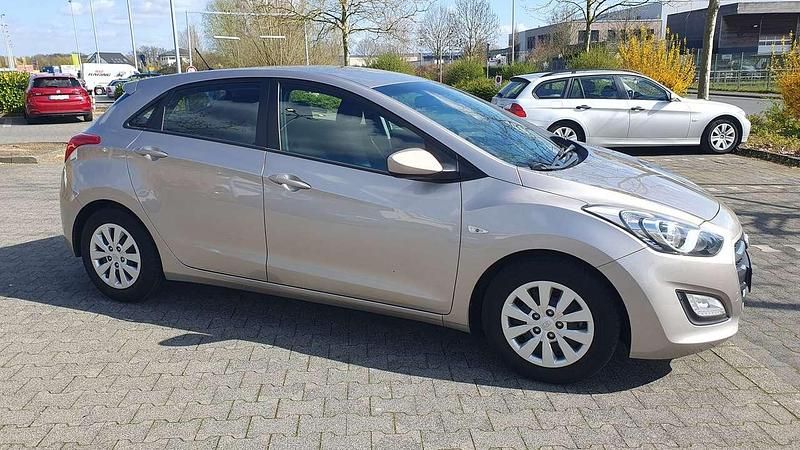 Gebraucht Hyundai i30 Pure 101 PS (74 kW) 2017 Beige Limousine