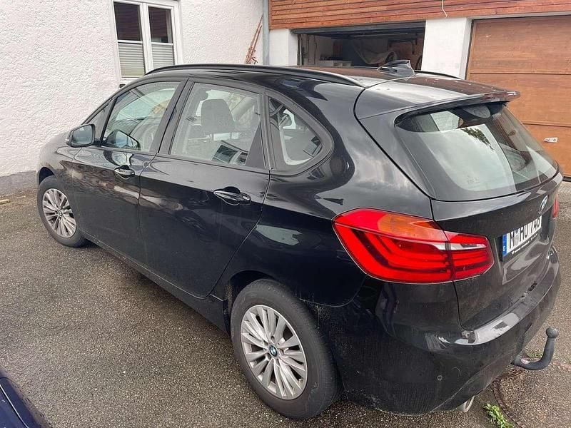 Schwarz Gebraucht 2020 BMW 218 Active Tourer Van / Kleinbus | 15.999 € (Fairer Preis) - Bild 1/4