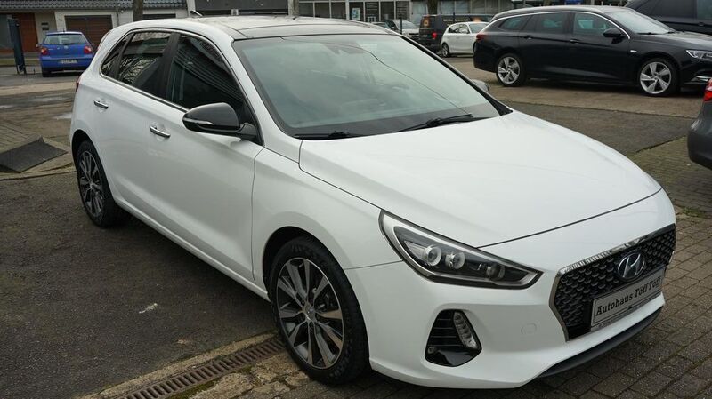 Weiß Gebraucht 2017 Hyundai i30 Intro Edition Limousine | 10.950 € (Fairer Preis) - Bild 1/4