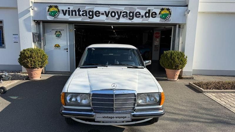Gebraucht Mercedes 200 109 PS (80 kW) 1981 Weiß Limousine