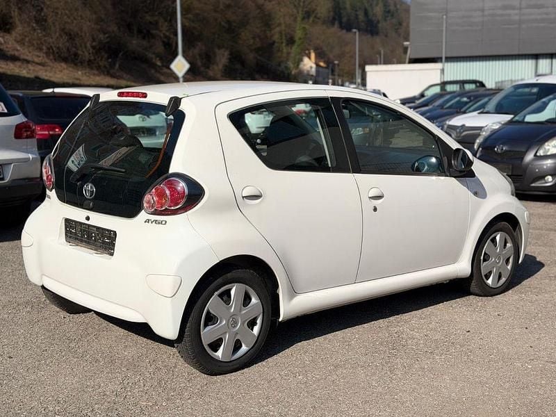 Gebraucht Toyota Aygo Cool 68 PS (50 kW) 2010 Weiß Kleinwagen