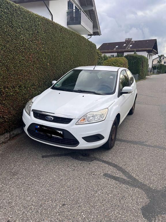 Weiß Gebraucht 2009 Ford Focus Limousine | 1.950 € (Fairer Preis) - Bild 1/4