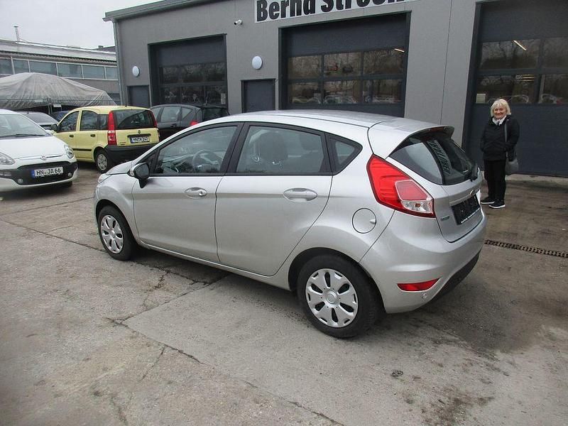 Gebraucht Ford Fiesta Trend 101 PS (74 kW) 2015 Silber Limousine