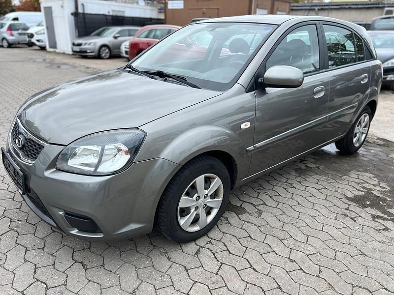 Grau Gebraucht 2011 Kia Rio Spirit Kleinwagen | 3.500 € (Fairer Preis) - Bild 1/4