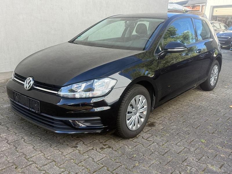 Schwarz Gebraucht 2018 VW Golf VII Trendline Limousine | 9.900 € (Superpreis) - Bild 1/4