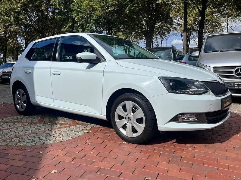 Weiß Gebraucht 2016 Skoda Fabia Ambition Limousine | 6.990 € (Fairer Preis) - Bild 1/4
