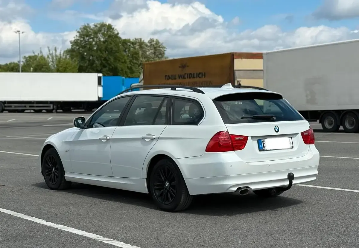Gebraucht BMW 320 177 PS (130 kW) 2009 Weiß Kombi