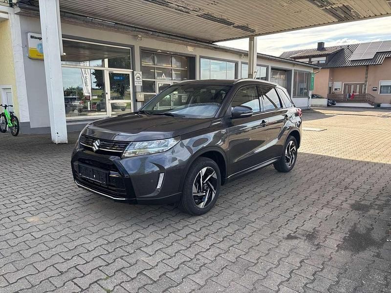 Titan gray pearl Neu 2025 Suzuki Vitara Comfort+ SUV | 28.600 € (Etwas zu teuer) - Bild 1/4