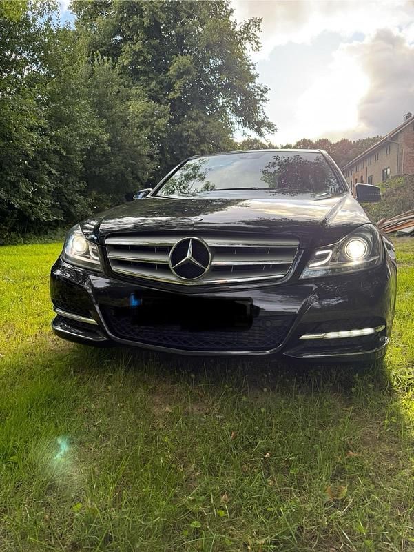 Grau Gebraucht 2011 Mercedes C200 Limousine | 10.900 € (Fairer Preis) - Bild 1/4