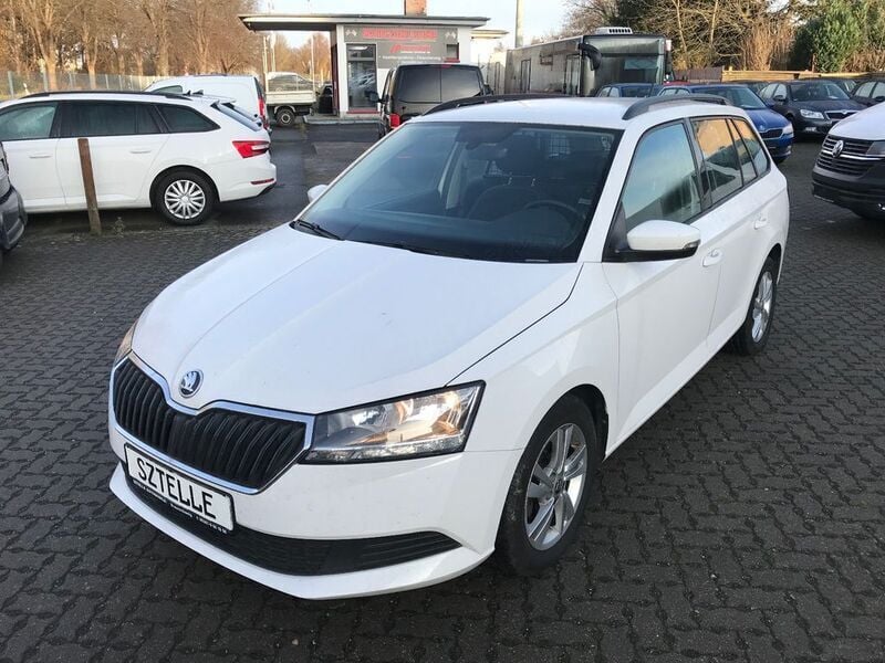 Weiß Gebraucht 2022 Skoda Fabia Ambition Kleinwagen | 8.999 € - Bild 1/4