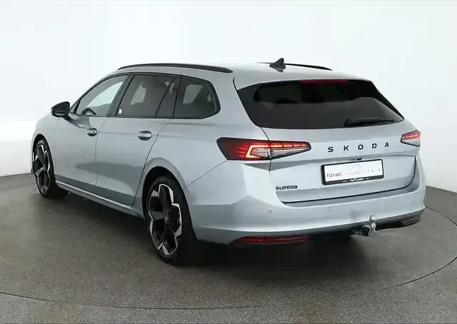 Neu Skoda Superb SportLine 150 PS (110 kW) 2025 Silber Kombi