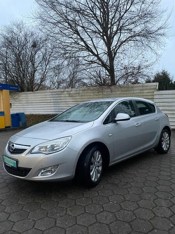 Silber Gebraucht 2010 Opel Astra Edition Limousine | 8.100 € (Fairer Preis) - Bild 1/4