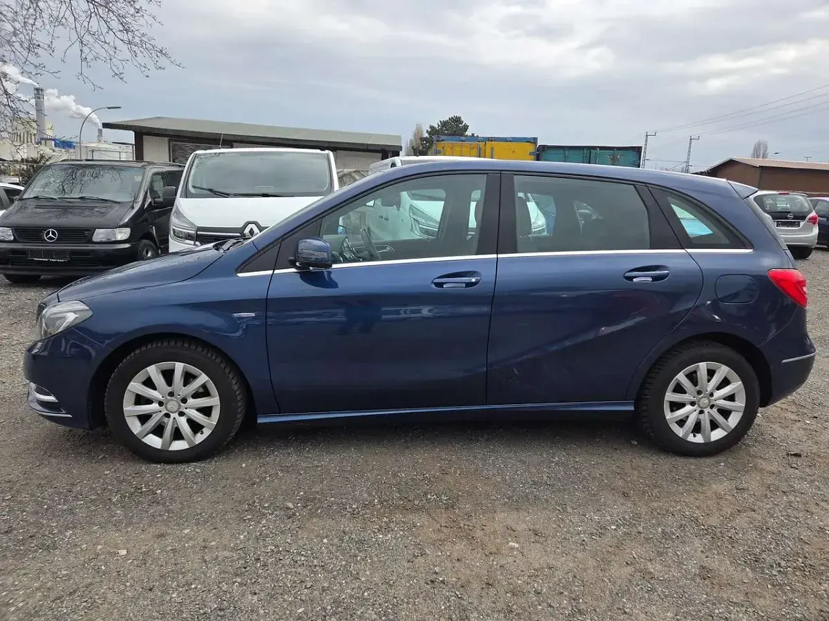 Gebraucht Mercedes B180 122 PS (89 kW) 2012 Blau Van / Kleinbus