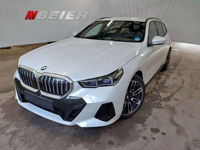 Mineralweiss metallic Gebraucht 2025 BMW 520 M Sport Kombi | 47.890 € (Guter Preis) - Bild 1/4
