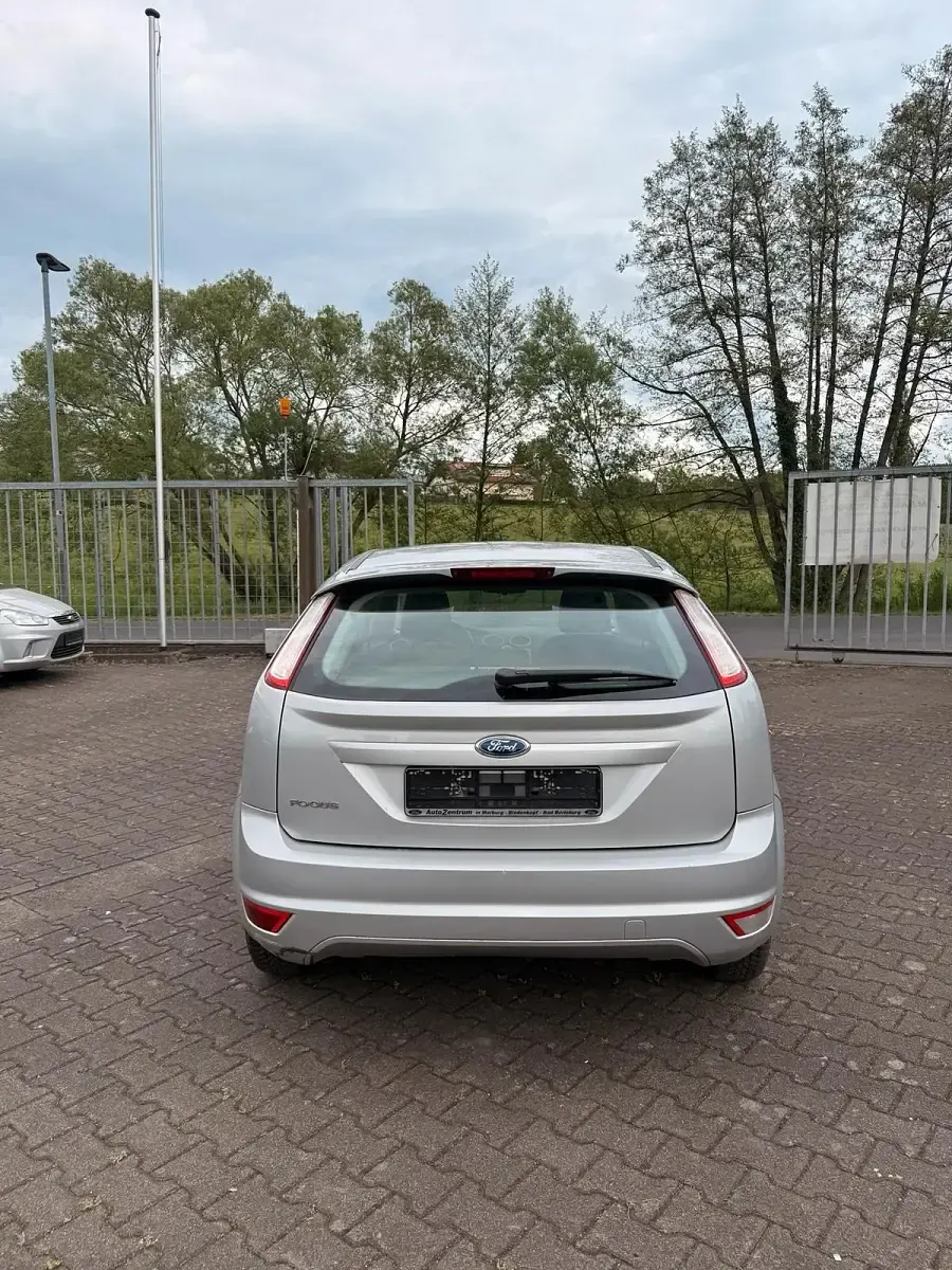 Używany Ford Focus 101 KM (74 kW) 2009 Srebrny Sedan/Limuzyna
