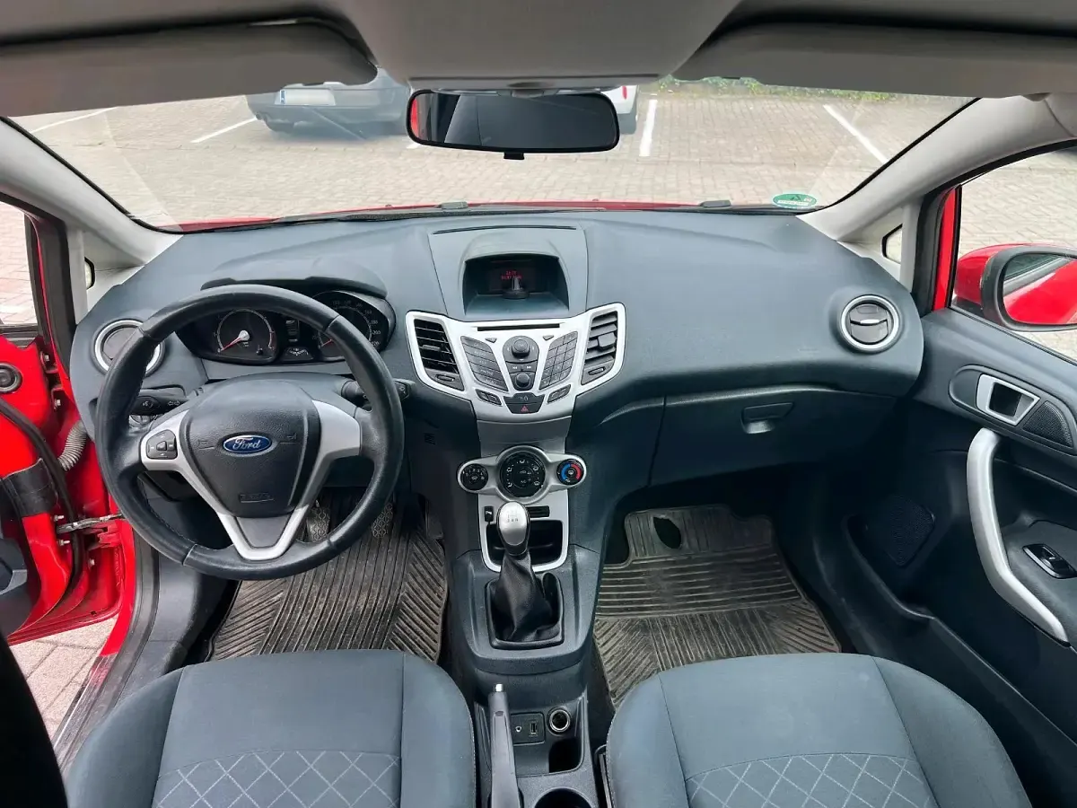 Gebraucht Ford Fiesta 90 PS (66 kW) 2011 Rot Kleinwagen