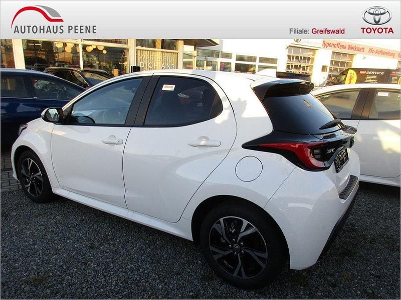 Gebraucht Toyota Yaris Hybrid Team 116 PS (85 kW) 2024 Super white 2 Limousine