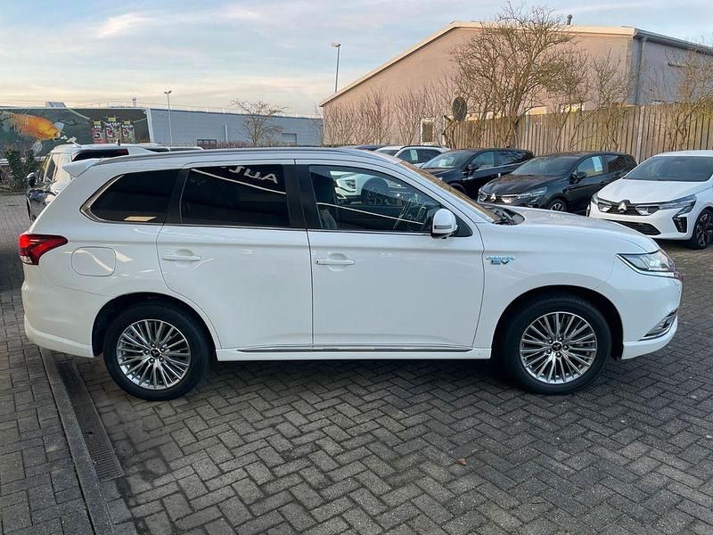 Gebraucht Mitsubishi Outlander P-HEV Spirit+ 224 PS (164 kW) 2021 Weiß SUV
