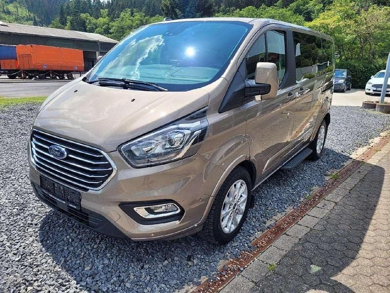 Pyritsilber metallic Gebraucht 2023 Ford Tourneo Custom Titanium Van / Kleinbus | 37.200 € (Guter Preis) - Bild 1/4