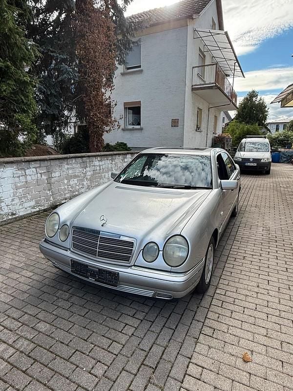 Silber Gebraucht 1996 Mercedes E200 Limousine | 3.000 € (Superpreis) - Bild 1/4
