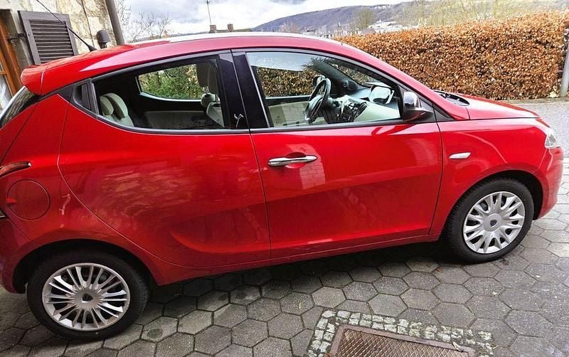 Gebraucht Lancia Ypsilon Gold 69 PS (50 kW) 2013 Rot Kleinwagen