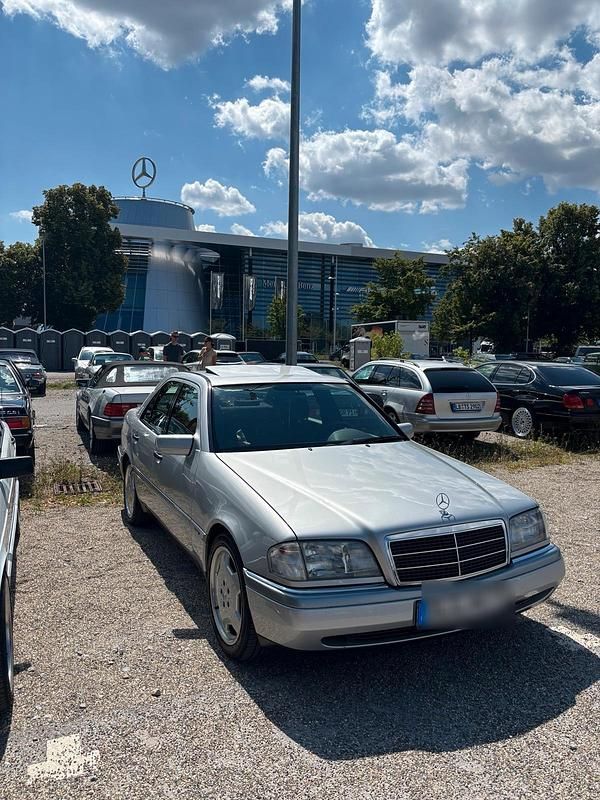 Silber Gebraucht 1995 Mercedes C220 Elegance Limousine | 7.600 € - Bild 1/4