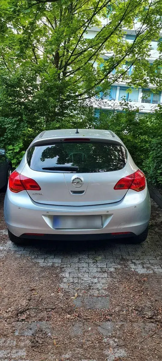 Używany Opel Astra Edition 116 KM (85 kW) 2011 Srebrny Sedan/Limuzyna