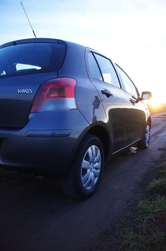 Gebraucht Toyota Yaris 69 PS (50 kW) 2009 Grau Kleinwagen