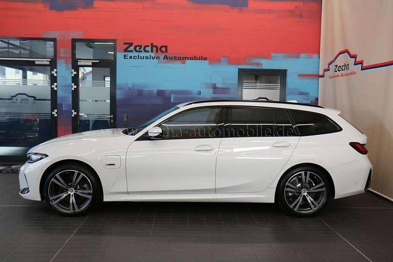 Gebraucht BMW 330e Performance 292 PS (214 kW) 2022 Alpinweiss iii (300) Kombi