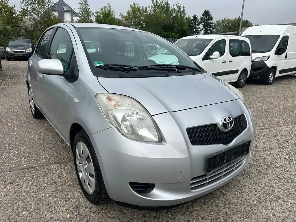 Gebraucht Toyota Yaris Sol 69 PS (50 kW) 2006 Silber Limousine
