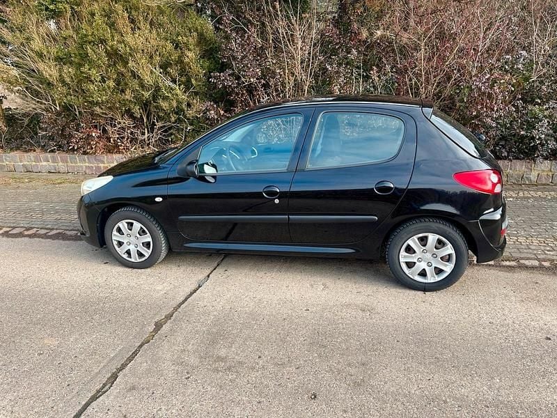 Gebraucht Peugeot 206+ 75 PS (55 kW) 2010 Schwarz Kleinwagen