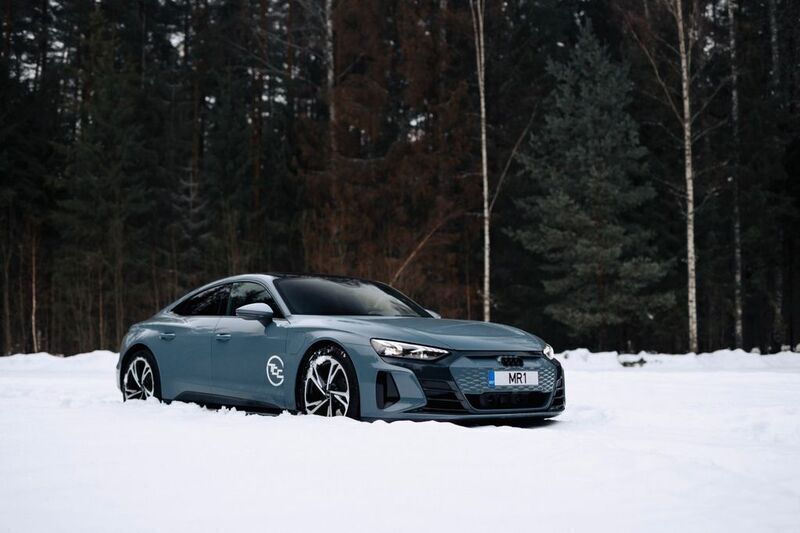 Grau Gebraucht 2022 Audi e-tron GT quattro Sport Limousine | 62.900 € (Superpreis) - Bild 1/4