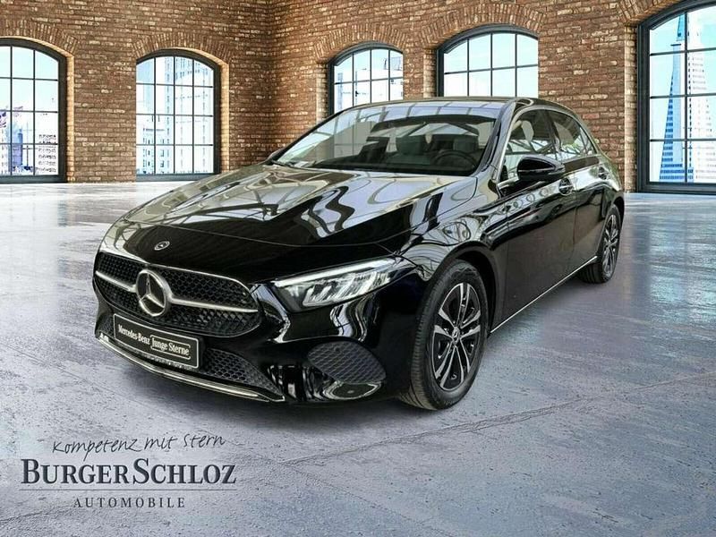 Unilack nachtschwarz Gebraucht 2024 Mercedes A180 Limousine | 27.490 € (Guter Preis) - Bild 1/4