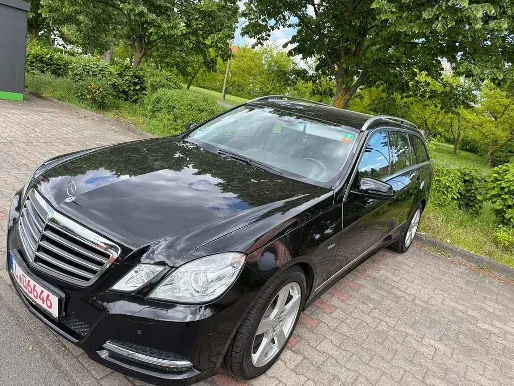Używany Mercedes E220 170 KM (125 kW) 2012 Czarny Kombi