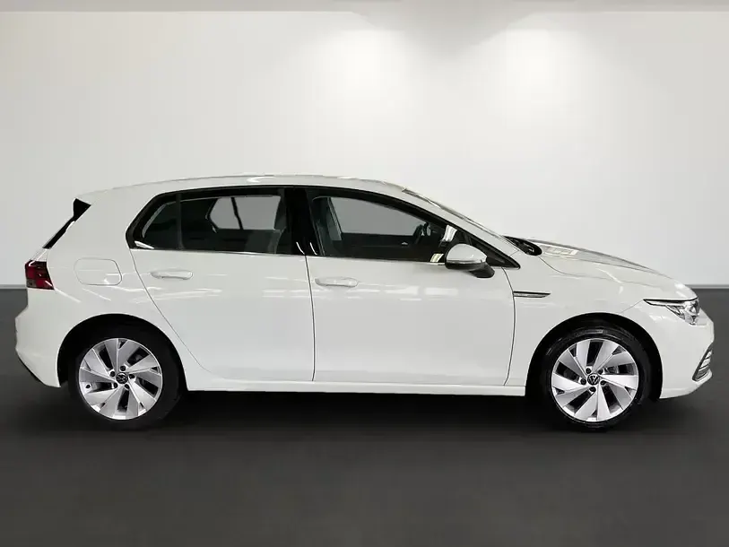 Gebraucht VW Golf VIII Style 150 PS (110 kW) 2022 Pure white Limousine