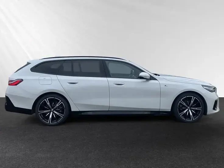 Gebraucht BMW 520 Performance 197 PS (144 kW) 2025 Mineralweiß metallic Kombi
