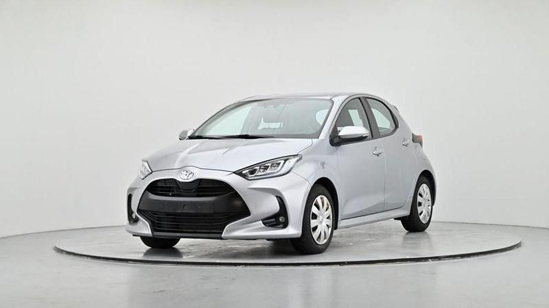 Rot Gebraucht 2022 Toyota Yaris Limousine | 15.900 € (Etwas zu teuer) - Bild 1/4