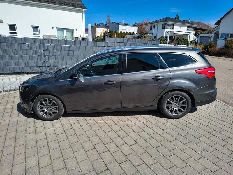 Gebraucht Ford Focus Titanium 125 PS (91 kW) 2015 Grau Kombi
