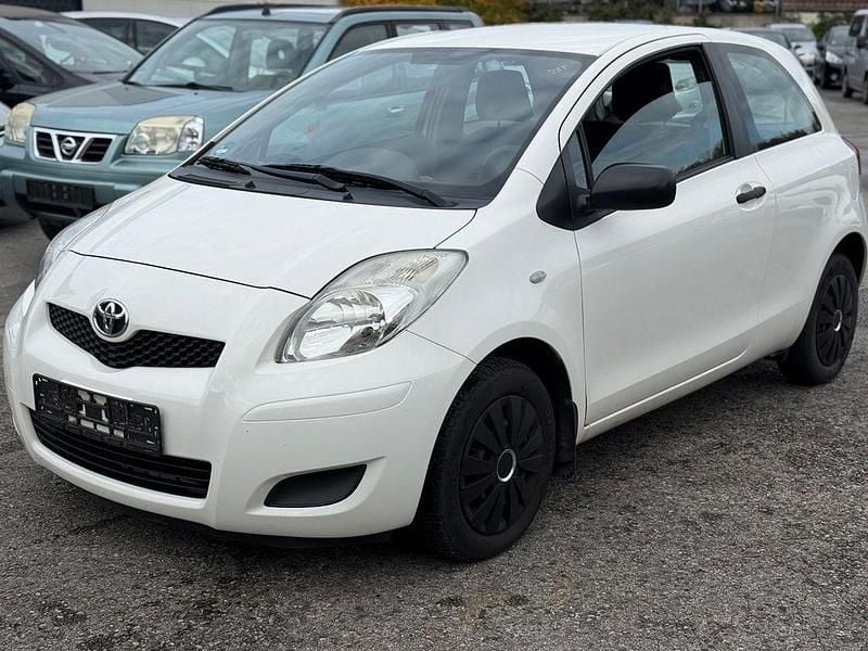 Weiß Gebraucht 2010 Toyota Yaris Limousine | 1.350 € (Superpreis) - Bild 1/4