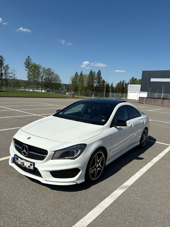 Weiß Gebraucht 2015 Mercedes CLA250 AMG line Limousine | 20.290 € (Fairer Preis) - Bild 1/4