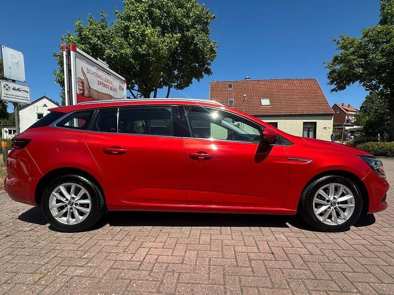 Gebraucht Renault Mégane IV Intens 132 PS (97 kW) 2017 Rot Limousine