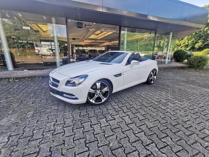 Weiß Gebraucht 2013 Mercedes SLK200 Cabrio | 20.490 € (Etwas zu teuer) - Bild 1/4