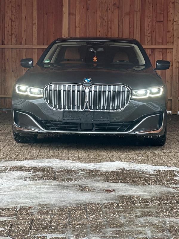 Gebraucht BMW 750 400 PS (294 kW) 2019 Grau Limousine
