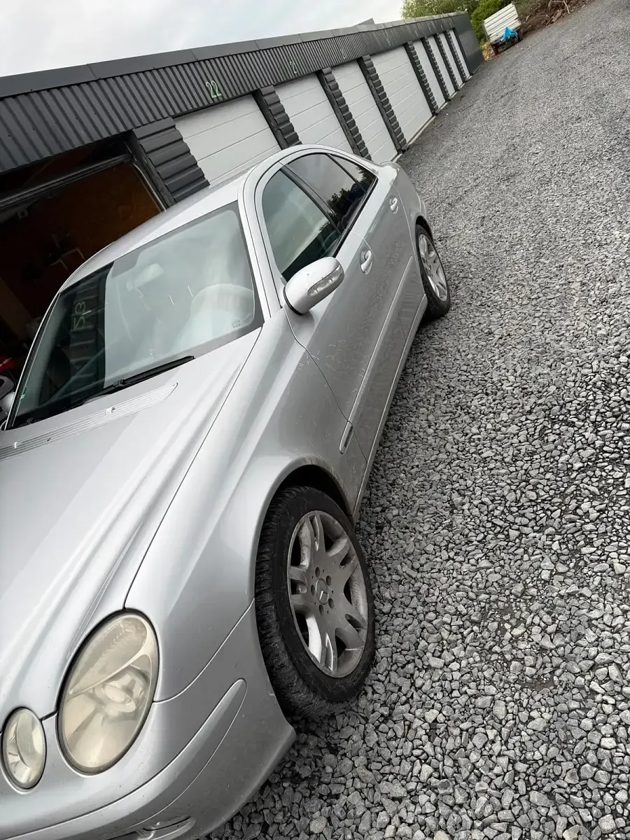 Gebraucht Mercedes E220 150 PS (110 kW) 2002 Silber Limousine