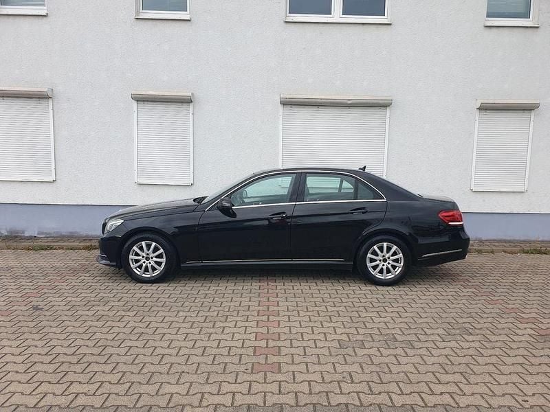 Gebraucht Mercedes E220 Avantgarde 170 PS (125 kW) 2015 Obsidianschwarz Limousine