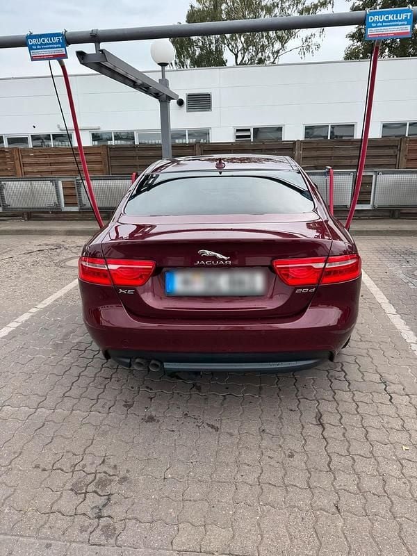 Gebraucht Jaguar XE Pure 179 PS (131 kW) 2015 Rot Limousine