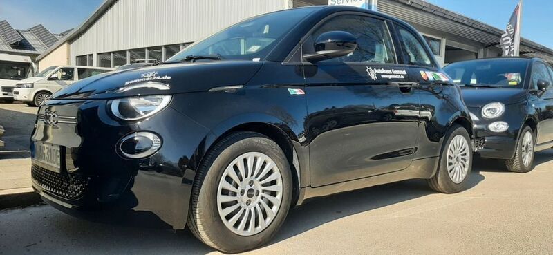 Schwarz Gebraucht 2022 Fiat 500e Action Limousine | 17.190 € (Teuer) - Bild 1/4