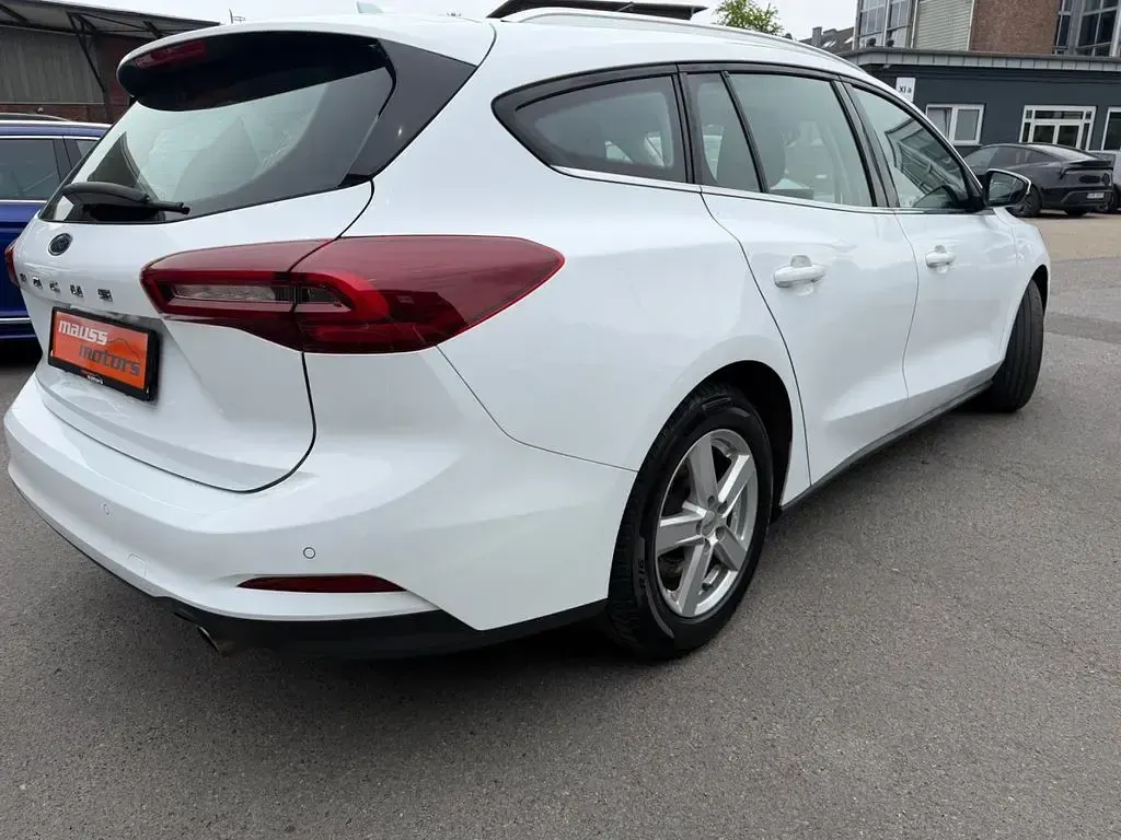 Używany Ford Focus Titanium 116 KM (85 kW) 2023 Biały Sedan/Limuzyna